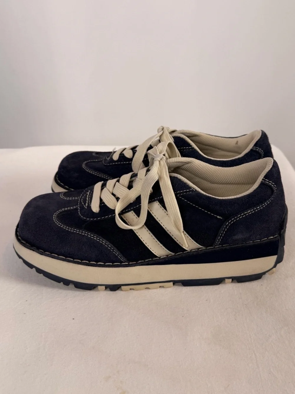 Vintage Y2K‎ l.e.i. Katt Suede Platform Sneakers in Navy Blue & Off White 9.5
